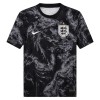 Maglia ufficiale Inghilterra Pre-Match Mondiali 2026 Nera per Uomo Maglia ufficiale Inghilterra Pre-Match Mondiali 2026 Nera per Uomo