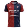 Maglia ufficiale Cagliari Calcio Casa 2026-27 per Uomo Maglia ufficiale Cagliari Calcio Casa 2026-27 per Uomo